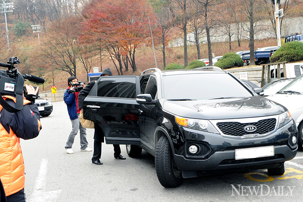 ▲ 지난 7일 준비된 차량에 탑승, 법정을 빠져나오고 있는 크라운제이와 대니얼 신.  ⓒ 양호상 기자