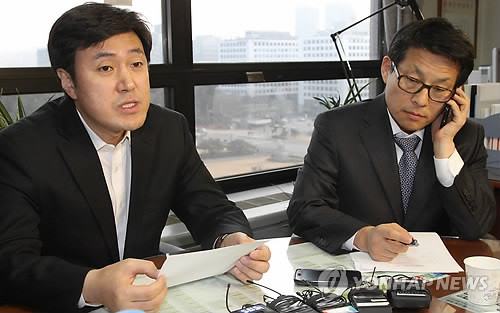 ▲ 한나라당 안형환, 차명진 의원이 8일 차명진 의원실에서 재창당모임을 마치고 난 뒤 기자브리핑을 하고 있다. ⓒ연합뉴스