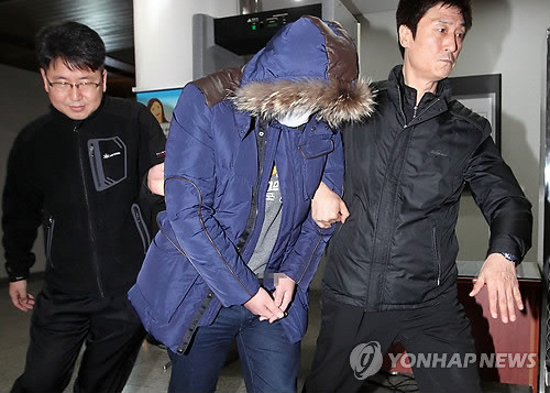 ▲ 한나라당 최구식 의원의 수행비서 공 씨가 3일 서울 서초동 서울중앙지법에서 열린 구속 전 피의자 심문(영장실질심사)을 받은 뒤 경찰 관계자와 함께 청사를 나서고 있다. ⓒ 연합뉴스