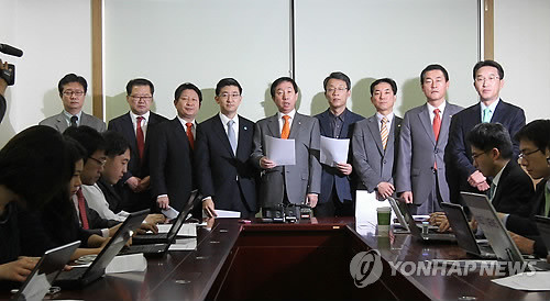 ▲ 한나라당 개혁성향 초선의원 모임인 `민본21' 소속 의원들이 8일 오전 국회 의원회관에서 기자간담회를 갖고 중도보수 신당 창당 필요성을 제기하고 있다. 왼쪽부터 정태근, 신성범, 권영진, 김세연, 김성태, 김성식, 박민식, 황영철, 현기환 의원. ⓒ 연합뉴스