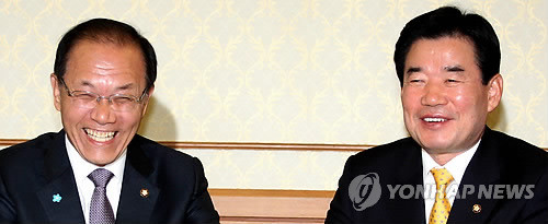 ▲ 한나라당 황우여 원내대표(왼쪽)와 민주당 김진표 원내대표가 8일 국회에서 열린 원내대표회담에서 내년도 예산안 처리 등에 대해 대화를 나누고 있다. ⓒ 연합뉴스