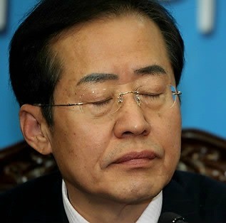 ▲ 홍준표 한나라당 대표가 8일 여의도 당사에서 기자회견을 갖고 '쇄신 로드맵'을 공개했다. ⓒ 연합뉴스