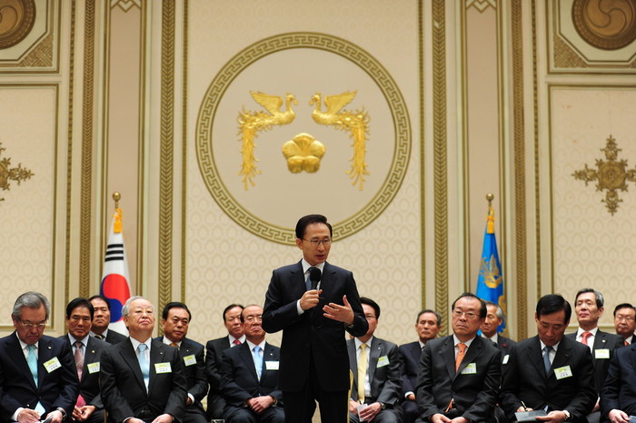 ▲ 이명박 대통령이 8일 청와대에서 지역상공인과 간담회를 겸한 비상경제대책회의에서 모두 발언을 하고 있다. ⓒ 청와대