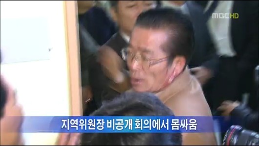 ▲ 8일 오후 민주당 영등포 당사에서 열린 전국 지역위원장 긴급회의에서 몸싸움으로 상처가 난 한 지역위원장이 회의장 문을 여는 것을 시도하고 있다. 이날 회의는 비공개로 진행됐다. ⓒ MBC 뉴스 캡쳐