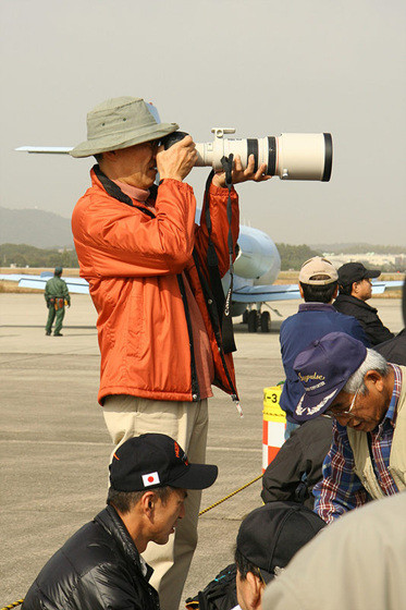 ▲ 일본의 군사사진 메니아의 촬영모습. 전문사진작가용 장비를 사용한다.ⓒ