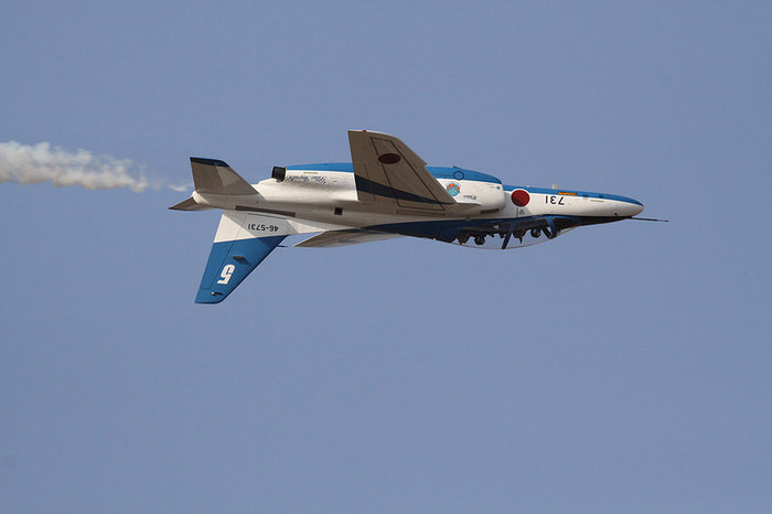 ▲ 배면(背面)비행하고 있는 블루임펄스. 사용기체는 가와사키중공업에서 제작한 T-4 연습기이다.