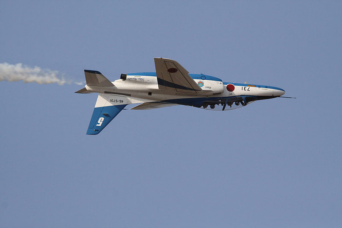 ▲ 배면(背面)비행하고 있는 블루임펄스. 사용기체는 가와사키중공업에서 제작한 T-4 연습기이다.