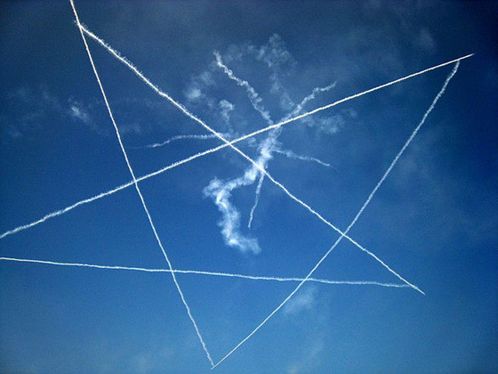 ▲ 블루임펄스의 특기인 별그리기. 5대의 기체가 동시에 그린다. 그 정밀도는 보는이로 하여금 탄성을 자아낸다.ⓒ