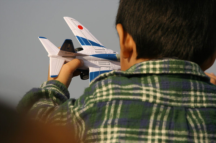 ▲ 아이의 손에서 또다른 공중곡예비행을 하고 있는 블루임펄스 장난감.