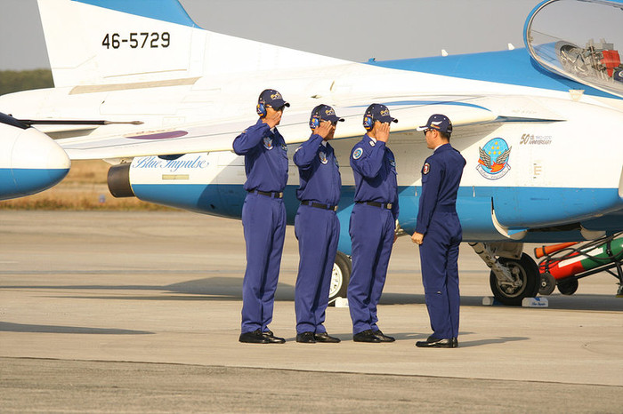 ▲ 아이의 손에서 또다른 공중곡예비행을 하고 있는 블루임펄스 장난감.