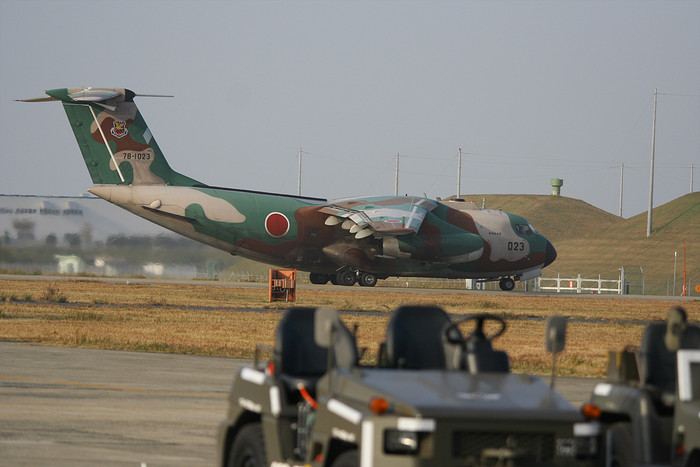 ▲ 이륙대기중인 항공자위대의 C-1 수송기