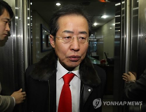 ▲ 한나라당 홍준표 대표가 9일 오전 여의도 한나라당사로 들어서며 취재진의 질문에 답하고 있다. ⓒ연합뉴스