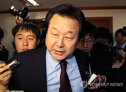 ▲ 한나라당 김무성 전 원내대표가 지난 7일 최고중진연석회의가 열린 서울 여의도 당사 당 대표실을 나서며 기자들의 질문을 받고 있다. ⓒ연합뉴스