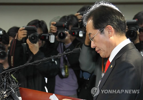 ▲ 한나라당 홍준표 대표가 9일 오후 여의도 한나라당사에서 사퇴 의사를 밝히고 있다. ⓒ연합뉴스