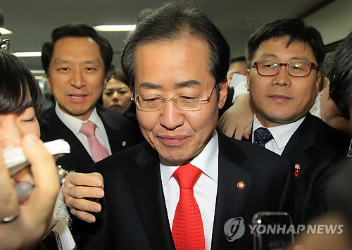 ▲ 한나라당 홍준표 대표가 9일 오후 서울 여의도 당사에서 대표직 사퇴를 선언한뒤 자리를 나서고 있다. ⓒ연합뉴스