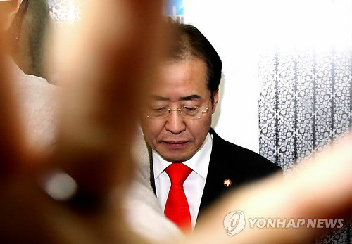 ▲ 한나라당 홍준표 대표가 9일 오후 여의도 한나라당사에서 대표직 사퇴의사를 밝힌 뒤 기자회견장을 나서고 있다. ⓒ연합뉴스