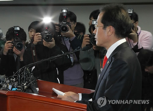 ▲ 한나라당 홍준표 대표가 9일 오후 여의도 한나라당사에서 사퇴 의사를 밝히고 있다. ⓒ연합뉴스
