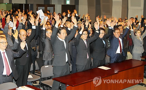 ▲ 9일 서울 프레스센터 20층 국제회의장에서 열린 한국시민단체협의회 출범식에 김문수 경기도지사(오른쪽에서 네번째)와 정몽준 전 한나라당 대표(오른쪽에서 다섯번째)가 참석해 만세삼창을 하고 있다. ⓒ연합뉴스
