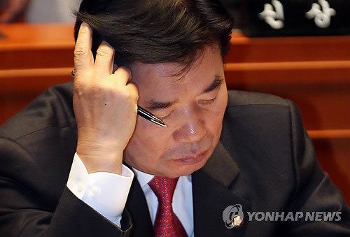 ▲ 민주당 김진표 원내대표가 임시국회 등원 문제를 오는 12일 무기명 투표나 설문조사를 통해 소속 의원들의 총의를 파악한 뒤 거취를 결정하기로 했다고 9일 밝혔다. 김 원내대표는 이날 의원총회에서 일부 의원이 임시국회를 열기로 한나라당 원내대표와 합의한 데 대해 사퇴를 요구하자 이 같은 입장을 밝힌 것으로 알려졌다. 사진은 이날 의원총회에 참석한 김진표 원내대표. ⓒ 연합뉴스