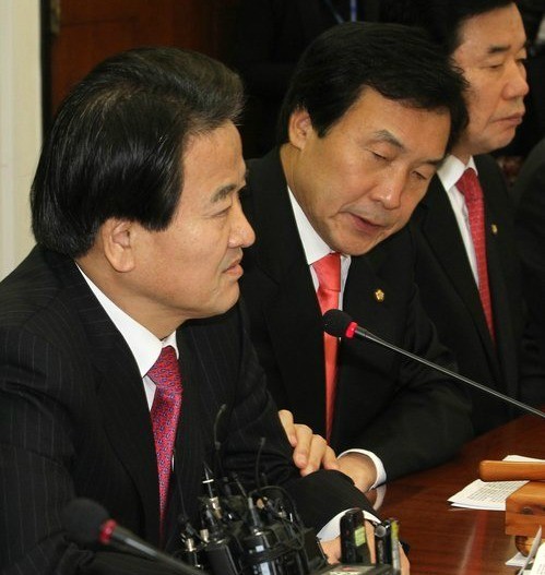 ▲ 민주당 정동영 최고위원이 9일 국회에서 열린 최고위원회의에서 김진표 원내대표의 사퇴를 요구하자 손학규 대표가 만류하고 있다. 김진표 원내대표는 굳은 표정을 하고 있다. ⓒ연합뉴스