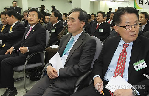 ▲ 민주당 손학규 대표와 박지원 전 원내대표가 8일 오후 영등포 민주당사에서 열린 전국 지역위원장회의에서 회의시작을 기다리고 있다. ⓒ연합뉴스