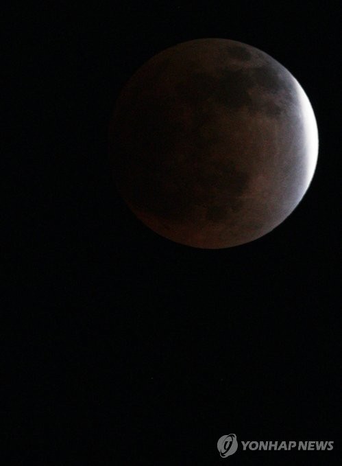 ▲ 우리나라에서 개기월식의 전 과정을 관찰할 수 있는 것은 2000년 7월16일 이후 처음으로, 다음에는 2018년에야 볼 수 있다. 달이 지구 본그림자 속에 완전히 들어가는 개기월식은 오후 11시6분에 시작돼 11시32분에 최대가 되며, 이때 평소와 달리 붉게 물든 어두운 둥근 달을 볼 수 있다.