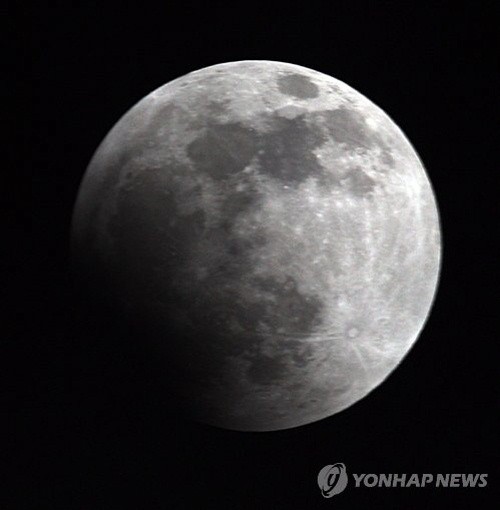 ▲ 10일 오후 9시 49분. 개기월식에 앞서 달의 일부분이 가려지는 부분월식이 시작되고 있다. 우리나라에서 개기월식의 전 과정을 관찰할 수 있는 것은 2000년 7월16일 이후 처음으로, 다음에는 2018년에야 볼 수 있다. 달이 지구 본그림자 속에 완전히 들어가는 개기월식은 오후 11시6분에 시작돼 11시32분에 최대가 되며, 이때 평소와 달리 붉게 물든 어두운 둥근 달을 볼 수 있다.