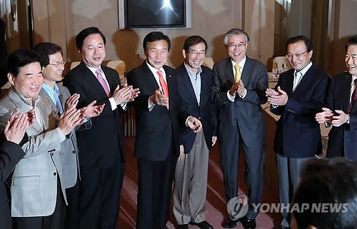 ▲ 야권 인사들이 13일 오후 서울 마포구 서울가든호텔에서 민주진보통합정당 출범을 위한 연석회의 준비모임을 가졌다. 왼쪽부터 김진표 원내대표, 천정배 민주당 최고위원, 김두관 혁신과통합 상임대표, 손학규 민주당 대표, 박원순 서울시장, 문재인 혁신과통합 상임대표, 이해찬 혁신과통합 상임대표, ⓒ연합뉴스