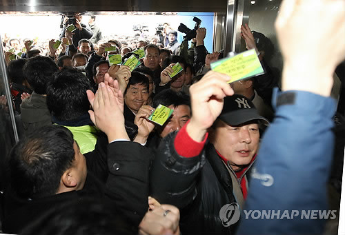 ▲ 11일 오후 서울 송파구 잠실동 잠실실내체육관에서 야권 통합을 결의하기 위한 열린 민주당 전국대의원대회에서 대의원들이 비표를 들고 대회장으로 입장하고 있다.ⓒ연합뉴스