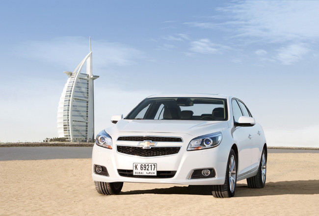 ▲ 두바이의 버즈 알 아랍을 배경으로 서 있는 쉐보레 말리부.