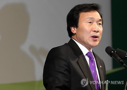 ▲ 민주당 손학규 대표가 11일 오후 서울 송파구 잠실동 잠실실내체육관에서 야권 통합을 결의하기 위한 열린 전국대의원대회에서 인사말을 하고 있다. ⓒ연합뉴스