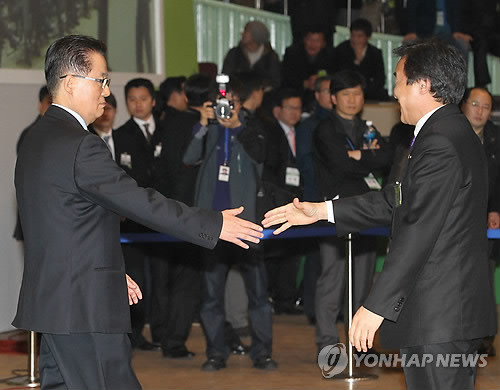 ▲ 민주당 손학규 대표가 11일 오후 서울 송파구 잠실동 잠실실내체육관에서 야권 통합을 결의하기 위한 열린 민주당 전국대의원대회에서 통합 안건에 대해 반대 의견을 발표한 박지원 의원과 악수를 하고 있다.ⓒ연합뉴스