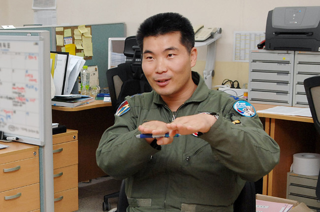 ▲ 우리나라 최초로 공중급유 훈련교관 자격증을 취득한 오충원 소령. 오 소령은 현재 38비행전대 작전장교로 근무 중이다.