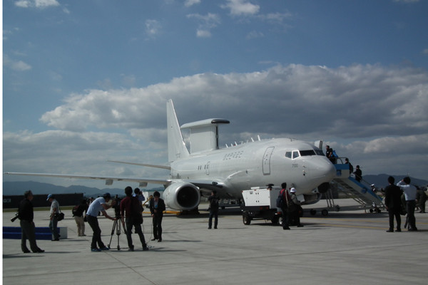 ▲ 지난 9월 21일 공개한 우리나라의 첫 공중조기경보통제기 '피스아이'의 모습. 2013년부터 공중급유기가 들어오면 우리 공군은 '기본적인 능력'을 모두 갖추게 된다.