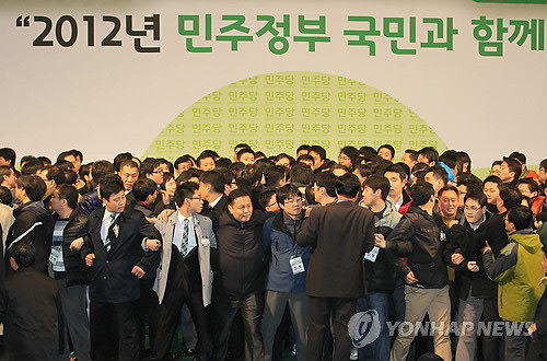 ▲ 11일 오후 서울 송파구 잠실동 잠실실내체육관에서 야권 통합을 결의하기 위한 열린 민주당 전국대의원대회에서 민주진보세력과의 통합이 진통 끝에 의결되자 통합에 반대하는 당원들이 몸싸움을 벌이고 있다. ⓒ 연합뉴스