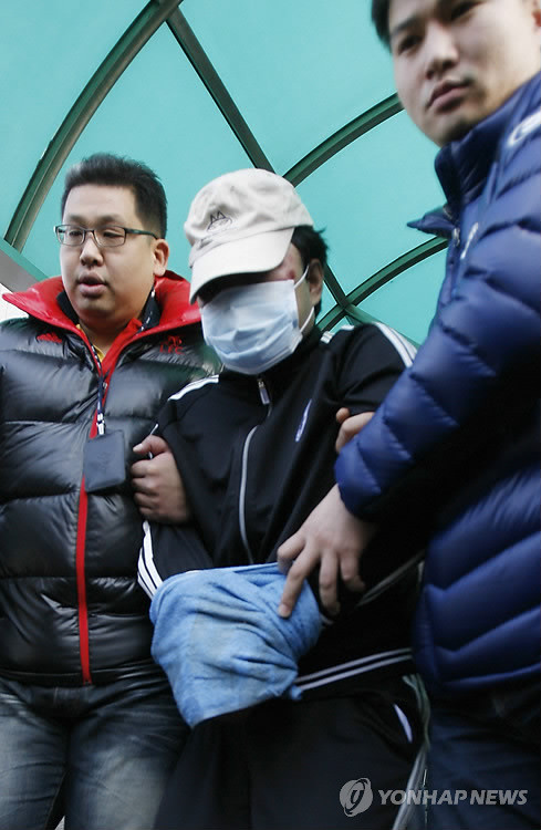 ▲ 해양경찰 특공대원이 12일 인천시 옹진군 소청도 남서방 87km 해역에서 실시된 중국어선 나포 작전 중 중국 선원이 휘두른 흉기에 찔려 1명이 숨지고 1명이 다쳤다. 해경특공대원을 유리로 찌른 것으로 알려진 중국어선 요금어15001호의 선장이 12일 오후 인천시 중구 인하대병원 응급실에서 치료를 받고 인천해양경찰서로 압송되고 있다ⓒ
