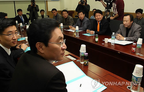 ▲ 지난달 27일 한나라당 내 쇄신파 의원들이 국회 의원회관에서 열린 '한나라당의 변혁을 모색하는 전문가 초청 간담회'에 참석해 대화를 나누고 있다. ⓒ연합뉴스