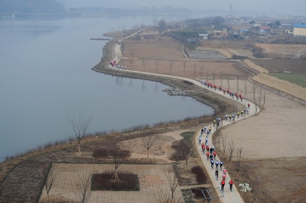 ▲ 4대강 자전거길 종주 대장정에 나선 선수들과 전문 라이더들이 충주시 금가면 오석리 남한강  자전거길을 달리고 있다.  ⓒ 이오봉 기자