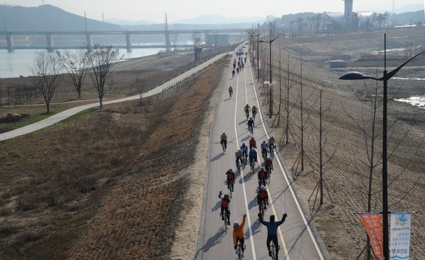 ▲ 4대강 자전거길 종주 대장정에 나선 선수들과 전문 라이더들이 여주 남한강 강천보 를 지나고 있다.   ⓒ 이오봉 기자