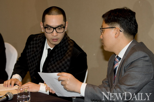 ▲ 기자회견 중 변호사와 의논을 하고 있는 크라운제이.  ⓒ 고경수 기자