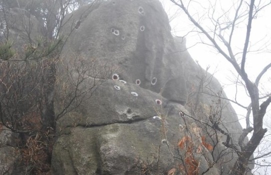 ▲ 당시의 탄흔이 남아있는 호경암(사진:wonypark님)