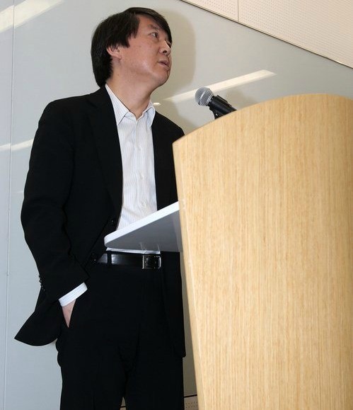 ▲ 지난 1일 안철수연구소에서 열린 사회 공헌 활동 발표 설명회에 참석한 안철수 원장이 자신의 정치적 입장에 대해 말하고 있다. ⓒ연합뉴스