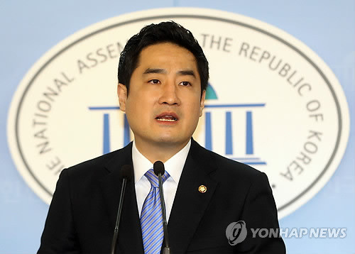 ▲ 무소속 강용석 의원이 지난달 30일 국회 정론관에서 기자회견을 열고 안철수 서울대 융합과학기술대학원장과 부인인 김미경 의대 교수가 정교수로 임용되는 과정에서 특혜가 있었다고 의혹을 제기하고 있다. ⓒ연합뉴스