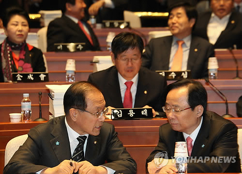 ▲ 한나라당 황우여 원내대표와 이주영 정책위의장이 12일 국회에서 열린 의원총회에서 대화를 나누고 있다. ⓒ 연합뉴스