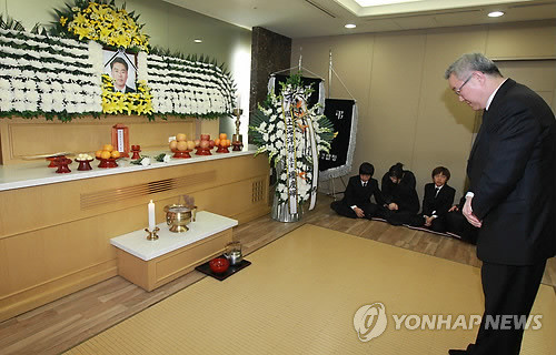 ▲ 김성환 외교통상부 장관이 12일 인천 소청도 해상에서 중국어선 나포작전을 수행하던 중 사망한 이청호 경장의 빈소가 차려진 인하대병원 장례식장을 찾아 조문하고 있다.