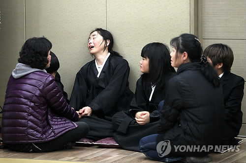 ▲ 고 이청호 경장의 빈소가 마련된 인하대학교 장례식장에서 모강인 해양경찰청장이 조문하는 가운데 유족들이 오열하고 있다.
