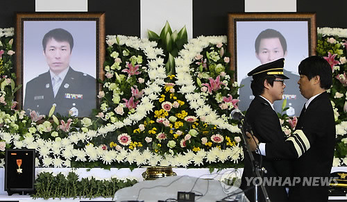 ▲ 지난 5일 경기도 평택 송탄소방서에서 화재 진압 도중 순직한 송탄소방서 119구조대 이재만 소방위와 한상윤 소방장의 영결식이 열리고 있다. ⓒ연합뉴스