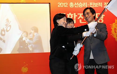 ▲ 통합진보당 심상정, 이정희, 유시민 공동대표가 지난 11일 오후 국회 의원회관에서 열린 출범식에서 당기를 흔들고 있다. ⓒ 연합뉴스