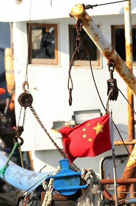 ▲ 불법조업 단속 해양경찰관 살해사건으로 인천항으로 압송된 중국어선 루원위호가 13일 오전 인천항 해경부두에 정박해 있다. 오성홍기가 걸려있는 루원위호에 해경수사관들이 승선해 조타실에서 사건 증거를 수집하고 있다. ⓒ연합뉴스