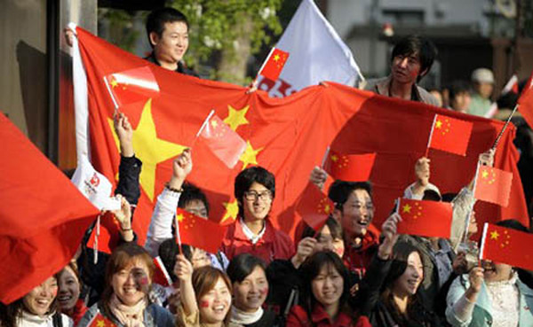 2008년 4월 베이징 성화봉송 릴레이 중 나가노에서의 중국인들. 우리나라 서울에서와는 전혀 딴판이다. 일본이 경찰특공대까지 동원, 시위를 원천봉쇄했기 때문이다.